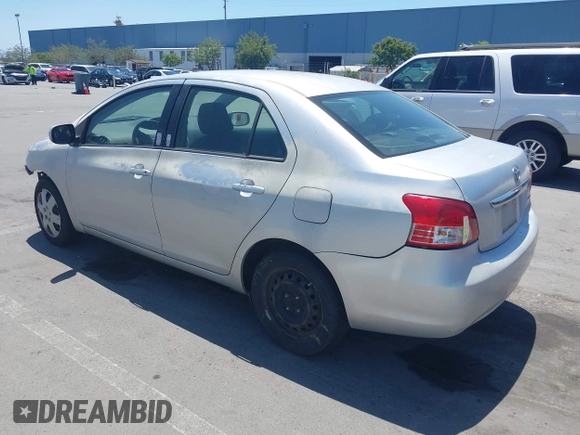 2009 Toyota Yaris z VIN JTDBT903591344784, wystawiony jako IAAI lot #42402332 z przebiegiem 173 865 mil mil oraz . Historia ofert i sprzedaży dostępna na DreamBid. Obrazek 3.