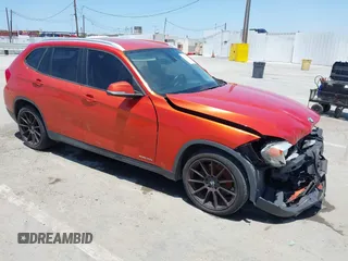 2013 BMW X1 28i z VIN WBAVM1C51DVW42255, wystawiony jako IAAI lot #42525744 z przebiegiem 108 644 mil mil oraz . Historia ofert i sprzedaży dostępna na DreamBid. Obrazek 1.