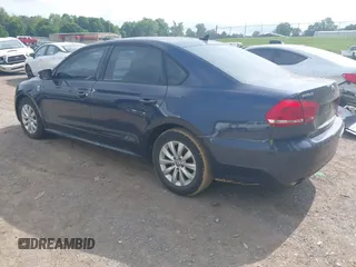 2015 Volkswagen Passat Limited Edition Edition z VIN 1VWAT7A3XFC040684, wystawiony jako IAAI lot #42160624 z przebiegiem 142 239 mil mil oraz . Historia ofert i sprzedaży dostępna na DreamBid. Obrazek 3.