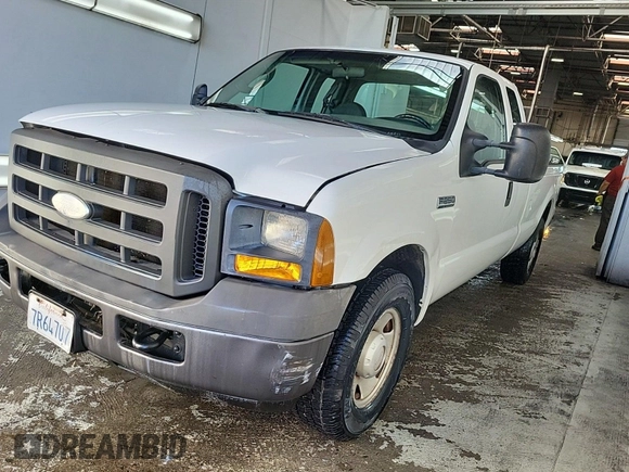 2005 Ford F-250 XL z VIN 1FTSX20545EB22186, wystawiony jako IAAI lot #42501146 z przebiegiem 157 916 mil mil oraz . Historia ofert i sprzedaży dostępna na DreamBid. Obrazek 42.