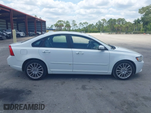 2010 Volvo S40 z VIN YV1382MS1A2502044, wystawiony jako IAAI lot #42189521 z przebiegiem 237 777 mil mil oraz . Historia ofert i sprzedaży dostępna na DreamBid. Obrazek 13.