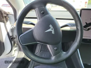 2020 Tesla Model 3 Long Range z VIN 5YJ3E1EB3LF646315, wystawiony jako IAAI lot #42398524 z przebiegiem 51 652 mil mil oraz . Historia ofert i sprzedaży dostępna na DreamBid. Obrazek 17.