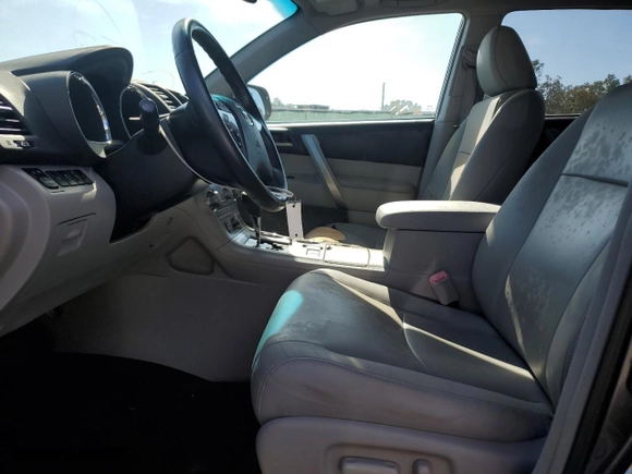 2013 Toyota Highlander with VIN 5TDZK3EH0DS110776, listed as a Copart auction lot 83633904 with 42,951 mi miles and Salvage Title. Bid and sale history available at carsss.com. Image 7.