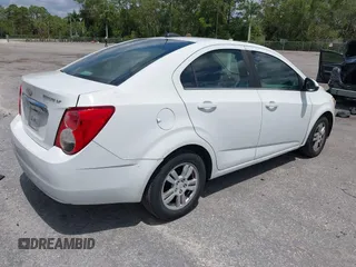 2016 Chevrolet Sonic LT z VIN 1G1JC5SH6G4138083, wystawiony jako IAAI lot #42224466 z przebiegiem 170 619 mil mil oraz . Historia ofert i sprzedaży dostępna na DreamBid. Obrazek 4.