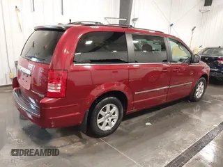 2010 Chrysler Town & Country Touring Plus z VIN 2A4RR8DX7AR480395, wystawiony jako IAAI lot #42171948 z przebiegiem 113 740 mil mil oraz . Historia ofert i sprzedaży dostępna na DreamBid. Obrazek 4.