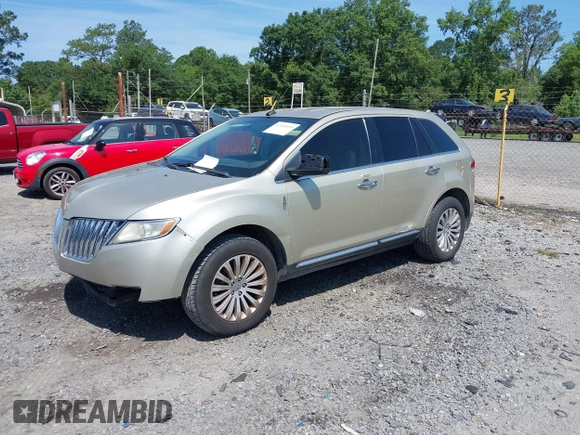 2011 Lincoln MKX z VIN 2LMDJ6JK0BBJ07844, wystawiony jako IAAI lot #42468410 z przebiegiem 207 298 mil mil oraz . Historia ofert i sprzedaży dostępna na DreamBid. Obrazek 2.