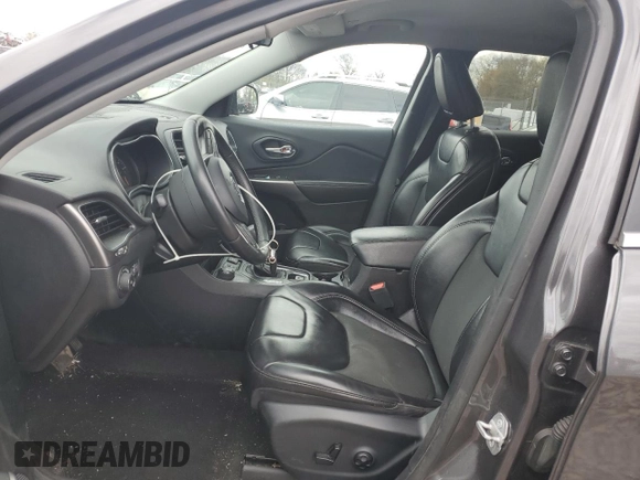 2019 Jeep Cherokee Latitude Plus z VIN 1C4PJMLXXKD398874, wystawiony jako Copart lot #53230615 z przebiegiem 81 386 mil mil oraz Szkoda całkowita • Salvage title. Historia ofert i sprzedaży dostępna na DreamBid. Obrazek 7.
