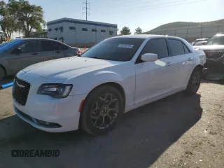 2017 Chrysler 300 S z VIN 2C3CCAGG9HH545039, wystawiony jako Copart lot #60730195 z przebiegiem 111 279 mil mil oraz Szkoda całkowita • Salvage title. Historia ofert i sprzedaży dostępna na DreamBid. Obrazek 1.