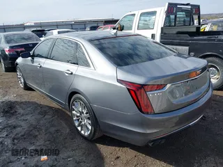 2019 Cadillac CT6 Luxury AWD z VIN 1G6KB5RS6KU117472, wystawiony jako IAAI lot #41643096 z przebiegiem 80 183 mil mil oraz . Historia ofert i sprzedaży dostępna na DreamBid. Obrazek 3.