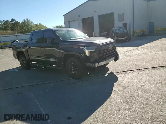 2023 Toyota Tundra SR z VIN 5TFKB5DB8PX113093, wystawiony jako Copart lot #80488324 z przebiegiem 24 200 mil mil oraz Szkoda całkowita • Salvage title. Historia ofert i sprzedaży dostępna na DreamBid. Obrazek 11.