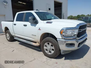 2024 Ram 2500 Big Horn z VIN 3C6UR5DL2RG339979, wystawiony jako IAAI lot #42513937 z przebiegiem 24 510 mil mil oraz . Historia ofert i sprzedaży dostępna na DreamBid. Obrazek 1.