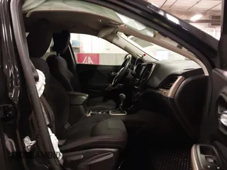 2017 Jeep Cherokee Latitude с VIN 1C4PJMCB6HD227326, выставлен на аукционе IAAI как лот 42181798 с пробегом 147 962 миль миль и . История ставок и продаж доступна на DreamBid. Изображение 5.