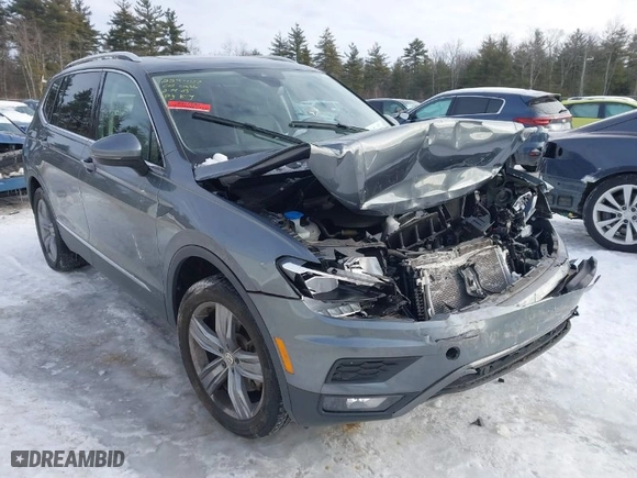 2020 Volkswagen Tiguan SE with VIN 3VV2B7AXXLM093989, listed as a IAAI auction lot 41599430 with 28,801 mi miles. Bid and sale history available at carsss.com. Image 1.