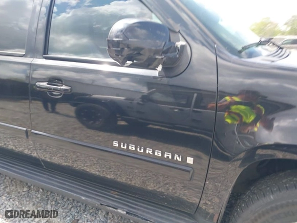 2007 Chevrolet Suburban LTZ with VIN 3GNFK16317G103307, listed as a IAAI auction lot 41950049 with 1 mi miles. Bid and sale history available at carsss.com. Image 6.