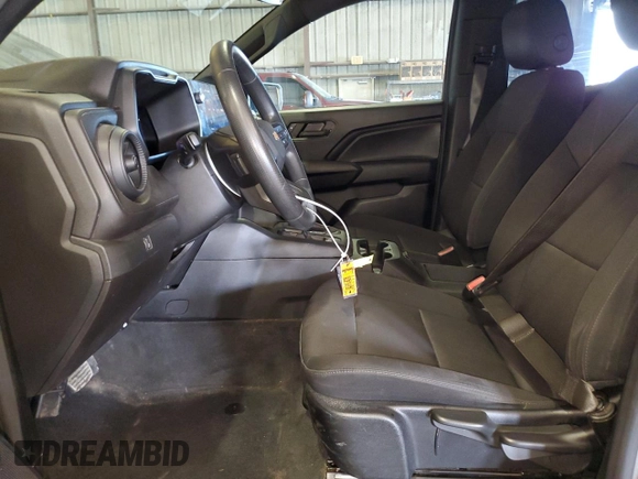 2023 Chevrolet Colorado 2WD Work Truck z VIN 1GCGSBEC9P1262417, wystawiony jako Copart lot #61997715 z przebiegiem 27 573 mil mil oraz Czysty tytuł • Clean title. Historia ofert i sprzedaży dostępna na DreamBid. Obrazek 7.