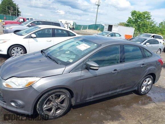 2013 Ford Focus SE z VIN 1FADP3F24DL104718, wystawiony jako IAAI lot #42206680 z przebiegiem Nie podano mil oraz . Historia ofert i sprzedaży dostępna na DreamBid. Obrazek 14.