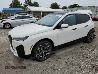 2024 BMW iX xDrive50 z VIN WB523CF01RCN25696, wystawiony jako Copart lot #55437605 z przebiegiem 15 695 mil mil oraz Szkoda całkowita • Salvage title. Historia ofert i sprzedaży dostępna na DreamBid. Obrazek 1.