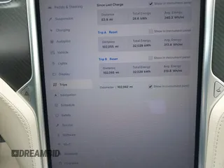 2018 Tesla Model S 75D z VIN 5YJSA1E28JF247985, wystawiony jako IAAI lot #42116586 z przebiegiem 102 062 mil mil oraz . Historia ofert i sprzedaży dostępna na DreamBid. Obrazek 7.