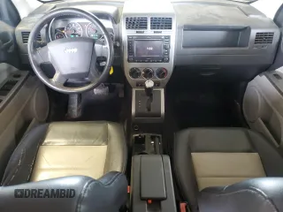 2007 Jeep Patriot Limited z VIN 1J8FF48W37D275916, wystawiony jako Copart lot #56585205 z przebiegiem 106 919 mil mil oraz Szkoda całkowita • Salvage title. Historia ofert i sprzedaży dostępna na DreamBid. Obrazek 8.