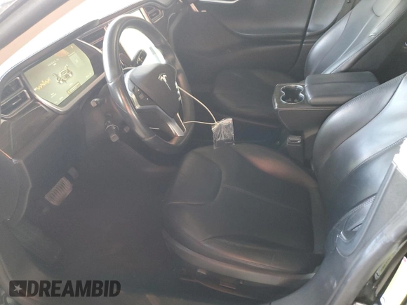 2014 Tesla Model S 60 z VIN 5YJSA1H11EFP36480, wystawiony jako Copart lot #71210254 z przebiegiem 121 014 mil mil oraz Szkoda całkowita • Salvage title. Historia ofert i sprzedaży dostępna na DreamBid. Obrazek 7.