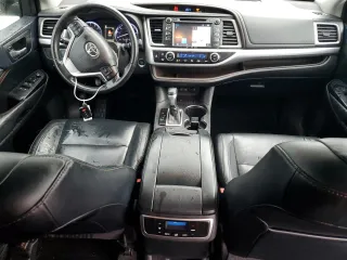 2018 Toyota Highlander SE z VIN 5TDKZRFH2JS265873, wystawiony jako Copart lot #56623075 z przebiegiem 202 427 mil mil oraz Szkoda całkowita • Salvage title. Historia ofert i sprzedaży dostępna na DreamBid. Obrazek 8.