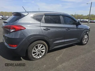 2018 Hyundai Tucson SE z VIN KM8J2CA49JU792947, wystawiony jako Copart lot #52633895 z przebiegiem 75 690 mil mil oraz Tytuł czysty. Historia ofert i sprzedaży dostępna na DreamBid. Obrazek 3.