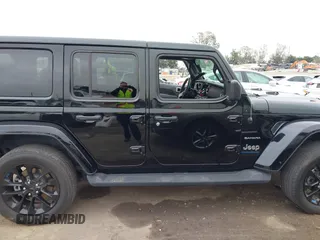 2023 Jeep Wrangler Sahara z VIN 1C4JJXP6XPW556327, wystawiony jako IAAI lot #41784532 z przebiegiem 39 918 mil mil oraz . Historia ofert i sprzedaży dostępna na DreamBid. Obrazek 13.
