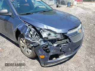 2014 Chevrolet Cruze LS z VIN 1G1PA5SH0E7299802, wystawiony jako IAAI lot #42023378 z przebiegiem 228 763 mil mil oraz . Historia ofert i sprzedaży dostępna na DreamBid. Obrazek 6.