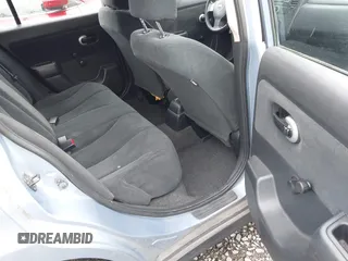 2011 Nissan Versa S z VIN 3N1BC1CP8BL460398, wystawiony jako IAAI lot #41754069 z przebiegiem 239 363 mil mil oraz . Historia ofert i sprzedaży dostępna na DreamBid. Obrazek 8.