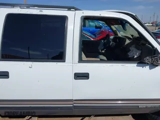 1998 GMC Suburban with VIN 1GKEC16RXWJ731468, listed as a IAAI auction lot 41945613 with 236,854 mi miles. Bid and sale history available at carsss.com. Image 13.