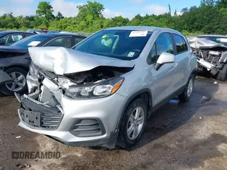 2021 Chevrolet Trax LS z VIN KL7CJKSB2MB316589, wystawiony jako IAAI lot #42203347 z przebiegiem 77 105 mil mil oraz . Historia ofert i sprzedaży dostępna na DreamBid. Obrazek 2.