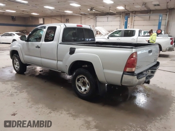 2005 Toyota Tacoma PreRunner z VIN 5TETU62N15Z064813, wystawiony jako IAAI lot #41353526 z przebiegiem 172 318 mil mil oraz . Historia ofert i sprzedaży dostępna na DreamBid. Obrazek 3.