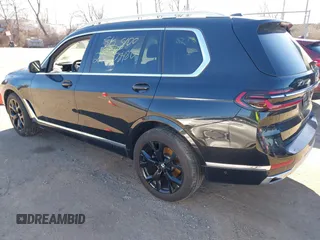 2023 BMW X7 xDrive40i z VIN 5UX23EM04P9P86560, wystawiony jako IAAI lot #41284910 z przebiegiem 13 661 mil mil oraz . Historia ofert i sprzedaży dostępna na DreamBid. Obrazek 3.