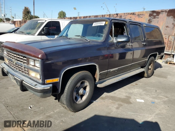 1991 Chevrolet Suburban z VIN 1GNGR26N2MF124400, wystawiony jako Copart lot #85809994 z przebiegiem 160 922 mil mil oraz Czysty tytuł • Clean title. Historia ofert i sprzedaży dostępna na DreamBid. Obrazek 1.