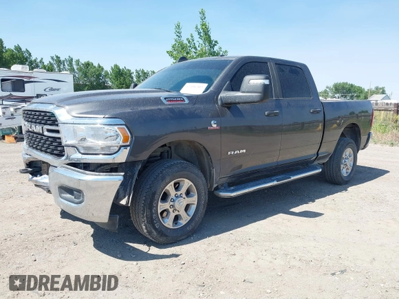 2024 Ram 2500 Big Horn z VIN 3C6UR5DLXRG296301, wystawiony jako IAAI lot #42496302 z przebiegiem 47 626 mil mil oraz . Historia ofert i sprzedaży dostępna na DreamBid. Obrazek 2.