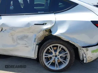 2023 Tesla Model Y Long Range z VIN 7SAYGDEE5PA104635, wystawiony jako IAAI lot #41989014 z przebiegiem 15 347 mil mil oraz . Historia ofert i sprzedaży dostępna na DreamBid. Obrazek 6.