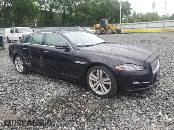 2017 Jaguar XJ Portfolio z VIN SAJWJ2GD3H8W10775, wystawiony jako Copart lot #59276325 z przebiegiem 90 345 mil mil oraz Szkoda całkowita • Salvage title. Historia ofert i sprzedaży dostępna na DreamBid. Obrazek 4.