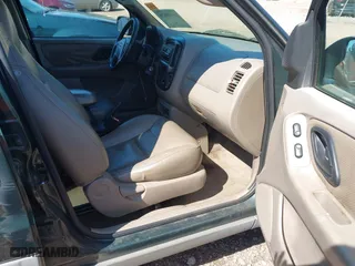 2001 Ford Escape XLT with VIN 1FMCU03121KF56950, listed as a IAAI auction lot 41768628 with 265,069 mi miles. Bid and sale history available at carsss.com. Image 5.