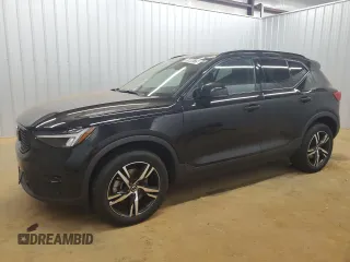 2023 Volvo XC40 Plus Dark Theme z VIN YV4L12UL4P2967328, wystawiony jako Copart lot #55800735 z przebiegiem 96 119 mil mil oraz Tytuł czysty. Historia ofert i sprzedaży dostępna na DreamBid. Obrazek 1.