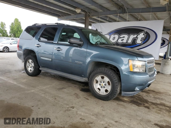 2010 Chevrolet Tahoe LT z VIN 1GNUKBE09AR257856, wystawiony jako Copart lot #55320645 z przebiegiem 225 943 mil mil oraz Czysty tytuł • Clean title. Historia ofert i sprzedaży dostępna na DreamBid. Obrazek 4.