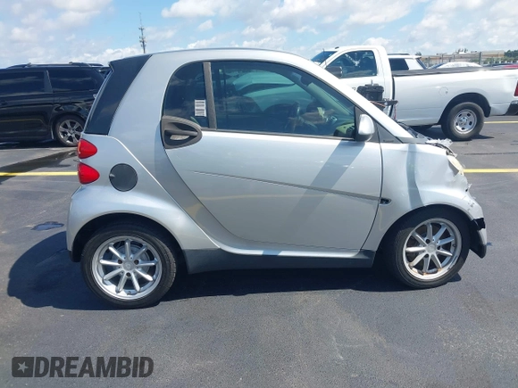 2009 Smart fortwo Pure z VIN WMEEJ31X49K210166, wystawiony jako IAAI lot #42251960 z przebiegiem 104 788 mil mil oraz . Historia ofert i sprzedaży dostępna na DreamBid. Obrazek 14.
