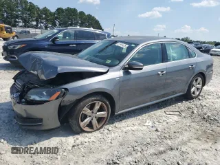 2014 Volkswagen Passat Wolfsburg Edition z VIN 1VWAS7A3XEC046907, wystawiony jako Copart lot #61981425 z przebiegiem 105 987 mil mil oraz Szkoda całkowita • Salvage title. Historia ofert i sprzedaży dostępna na DreamBid. Obrazek 1.