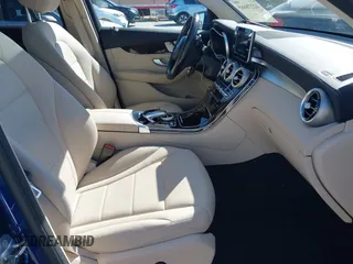 2017 Mercedes-Benz GLC 300 z VIN WDC0G4JB7HF128354, wystawiony jako IAAI lot #42278665 z przebiegiem 138 573 mil mil oraz . Historia ofert i sprzedaży dostępna na DreamBid. Obrazek 5.