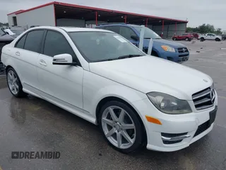 2014 Mercedes-Benz C 250 Sport z VIN WDDGF4HB0EA958816, wystawiony jako IAAI lot #42150390 z przebiegiem 89 358 mil mil oraz . Historia ofert i sprzedaży dostępna na DreamBid. Obrazek 1.