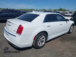 2016 Chrysler 300 Anniversary Edition z VIN 2C3CCAAG5GH147494, wystawiony jako IAAI lot #42158928 z przebiegiem 107 084 mil mil oraz . Historia ofert i sprzedaży dostępna na DreamBid. Obrazek 4.
