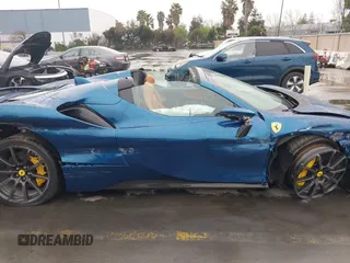 2022 Ferrari SF90 z VIN ZFF96NMA5N0283932, wystawiony jako IAAI lot #41702380 z przebiegiem 5 203 mil mil oraz . Historia ofert i sprzedaży dostępna na DreamBid. Obrazek 13.