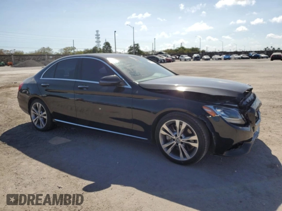 2018 Mercedes-Benz C 300 z VIN 55SWF4JB3JU279901, wystawiony jako Copart lot #45279765 z przebiegiem 100 768 mil mil oraz Szkoda całkowita • Salvage title. Historia ofert i sprzedaży dostępna na DreamBid. Obrazek 4.