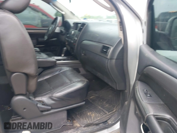 2010 Nissan Armada SE z VIN 5N1BA0ND2AN606062, wystawiony jako IAAI lot #41970658 z przebiegiem 210 541 mil mil oraz . Historia ofert i sprzedaży dostępna na DreamBid. Obrazek 5.