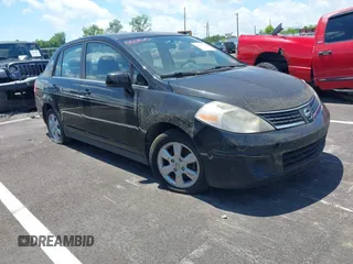 2007 Nissan Versa SL z VIN 3N1BC11E77L409483, wystawiony jako IAAI lot #42525328 z przebiegiem 102 488 mil mil oraz . Historia ofert i sprzedaży dostępna na DreamBid. Obrazek 1.