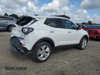 2025 Buick Encore GX Preferred z VIN KL4AMBSL5SB181920, wystawiony jako Copart lot #65265295 z przebiegiem 3 415 mil mil oraz Czysty tytuł • Clean title. Historia ofert i sprzedaży dostępna na DreamBid. Obrazek 3.